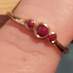 bague doré avec perles rouges