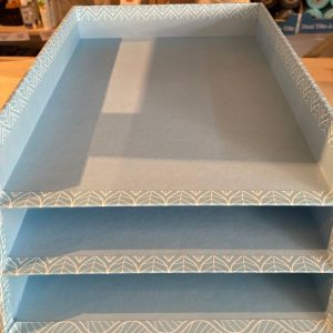 Corbeille à courrier bleu